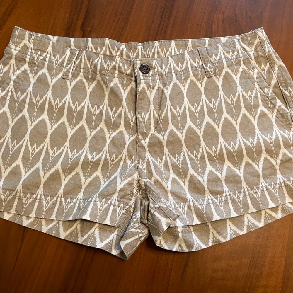 North Face Tan Print Shorts Size 8